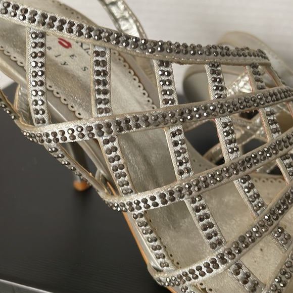 Kiss Kiss Italian Silver Sandals/Crystals. - Picture 10 of 11